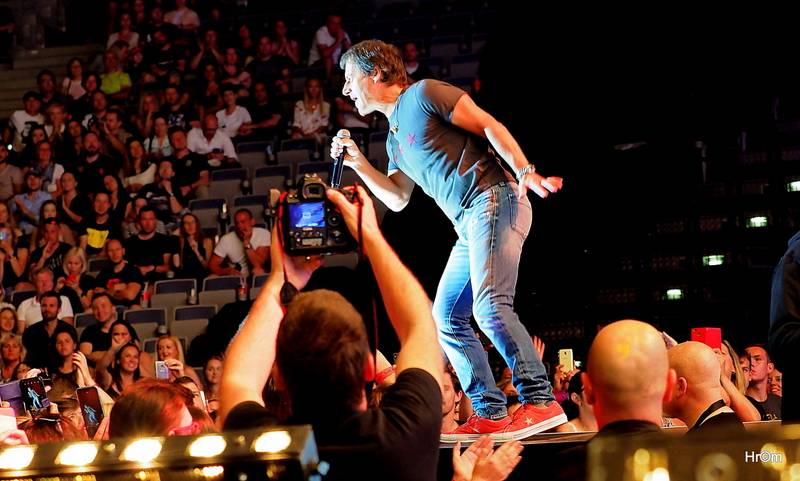 Palo Habera a Team vyprodali O2 arenu. Hostem byl Ben Cristovao, kterému hala gratulovala k narozeninám