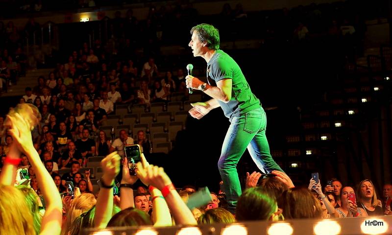 Palo Habera a Team vyprodali O2 arenu. Hostem byl Ben Cristovao, kterému hala gratulovala k narozeninám