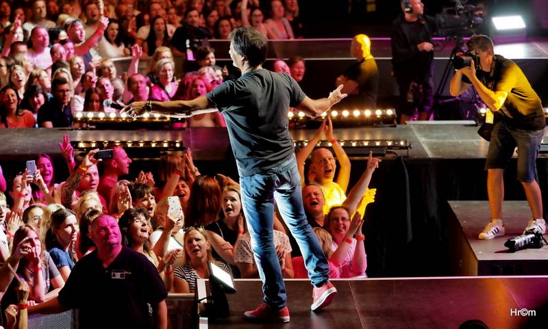 Palo Habera a Team vyprodali O2 arenu. Hostem byl Ben Cristovao, kterému hala gratulovala k narozeninám