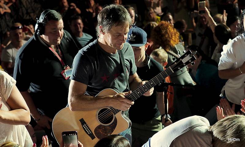 Palo Habera a Team vyprodali O2 arenu. Hostem byl Ben Cristovao, kterému hala gratulovala k narozeninám