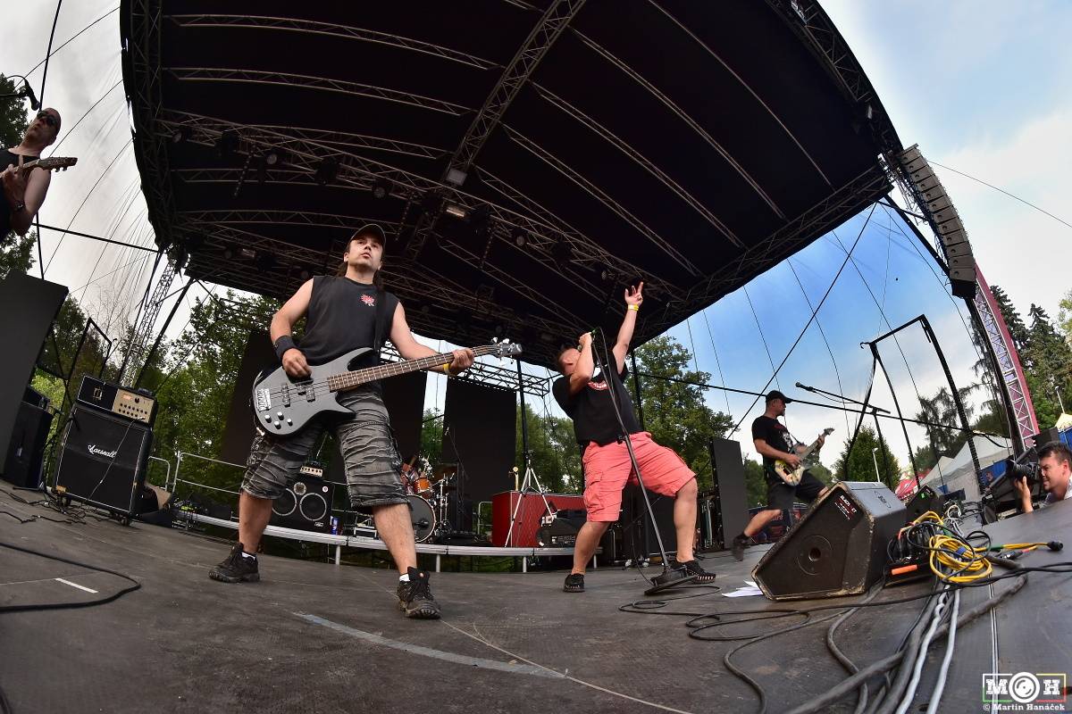 Tři sestry dodrželi tradici a opět bavili na červnovém open airu v Plzni. Hráli také Doctor P.P. nebo E!E