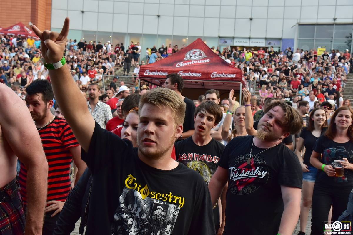 Tři sestry dodrželi tradici a opět bavili na červnovém open airu v Plzni. Hráli také Doctor P.P. nebo E!E