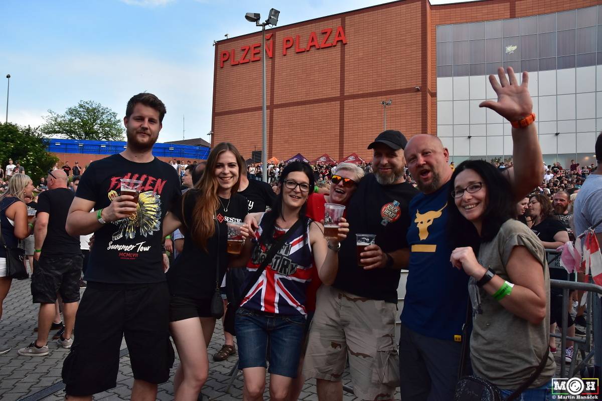 Tři sestry dodrželi tradici a opět bavili na červnovém open airu v Plzni. Hráli také Doctor P.P. nebo E!E