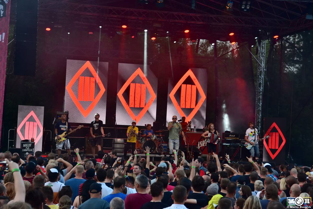 Tři sestry dodrželi tradici a opět bavili na červnovém open airu v Plzni. Hráli také Doctor P.P. nebo E!E