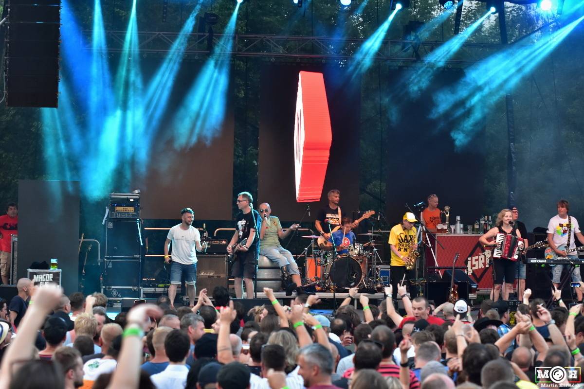 Tři sestry dodrželi tradici a opět bavili na červnovém open airu v Plzni. Hráli také Doctor P.P. nebo E!E