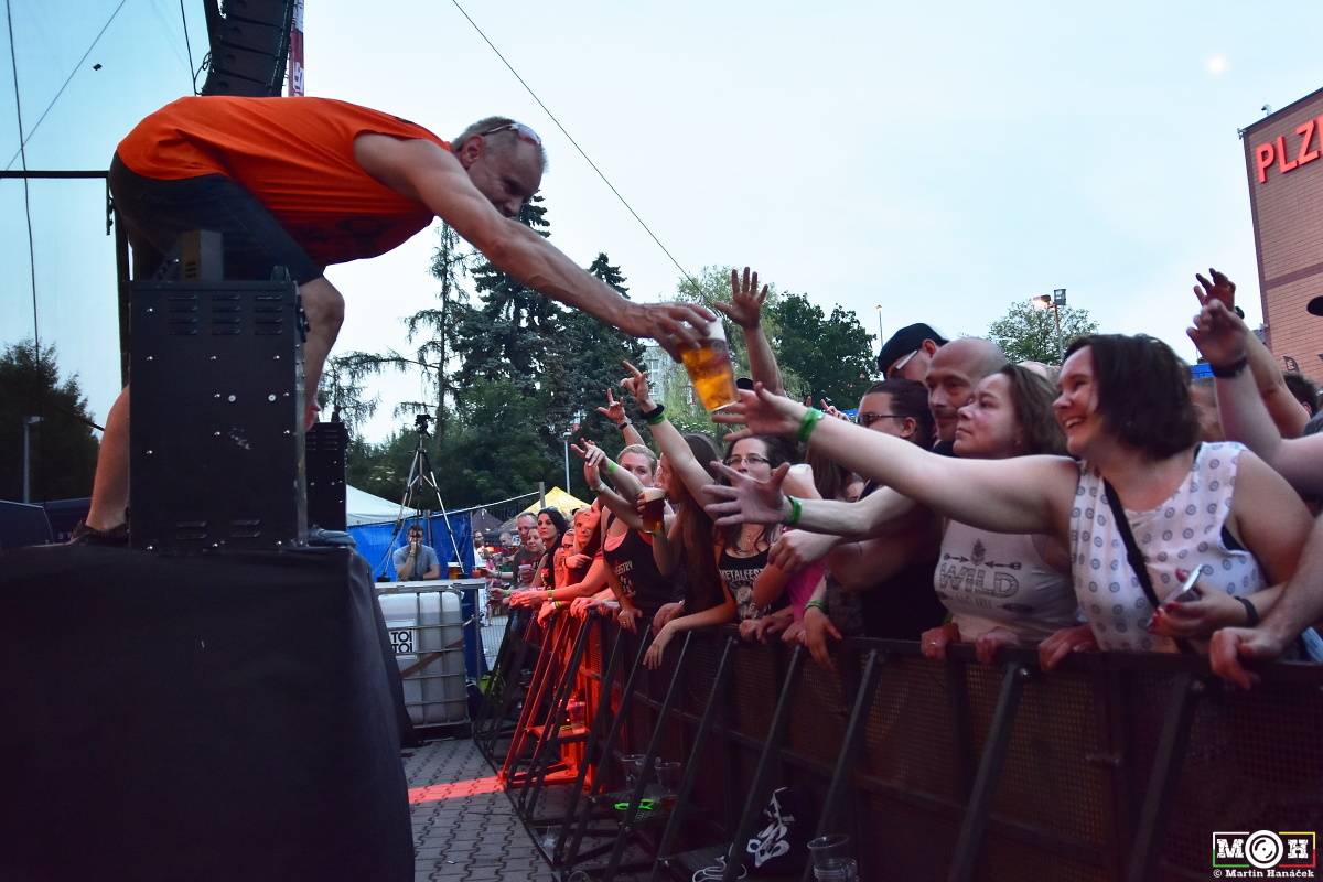 Tři sestry dodrželi tradici a opět bavili na červnovém open airu v Plzni. Hráli také Doctor P.P. nebo E!E