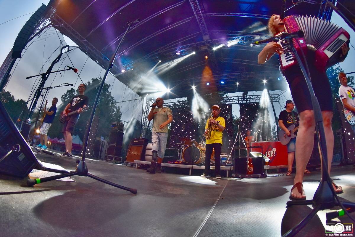 Tři sestry dodrželi tradici a opět bavili na červnovém open airu v Plzni. Hráli také Doctor P.P. nebo E!E