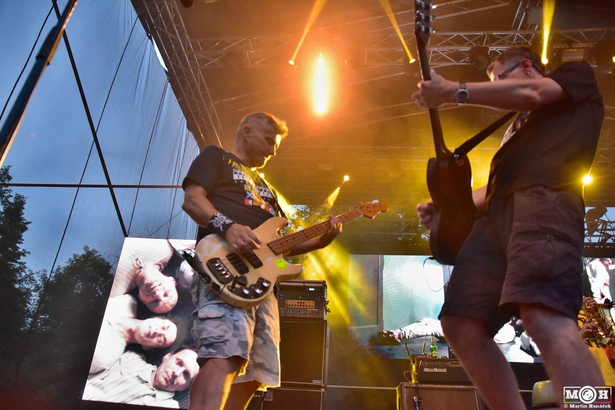 Tři sestry dodrželi tradici a opět bavili na červnovém open airu v Plzni. Hráli také Doctor P.P. nebo E!E