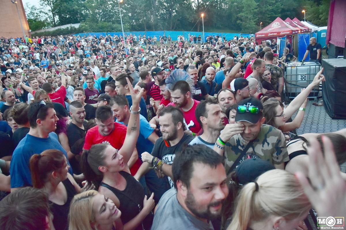 Tři sestry dodrželi tradici a opět bavili na červnovém open airu v Plzni. Hráli také Doctor P.P. nebo E!E