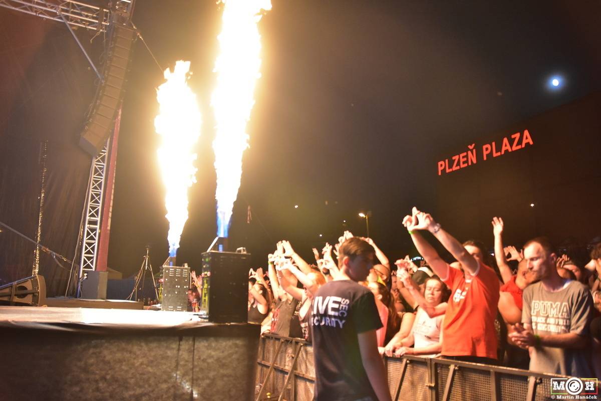 Tři sestry dodrželi tradici a opět bavili na červnovém open airu v Plzni. Hráli také Doctor P.P. nebo E!E