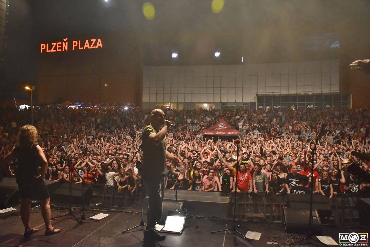 Tři sestry dodrželi tradici a opět bavili na červnovém open airu v Plzni. Hráli také Doctor P.P. nebo E!E