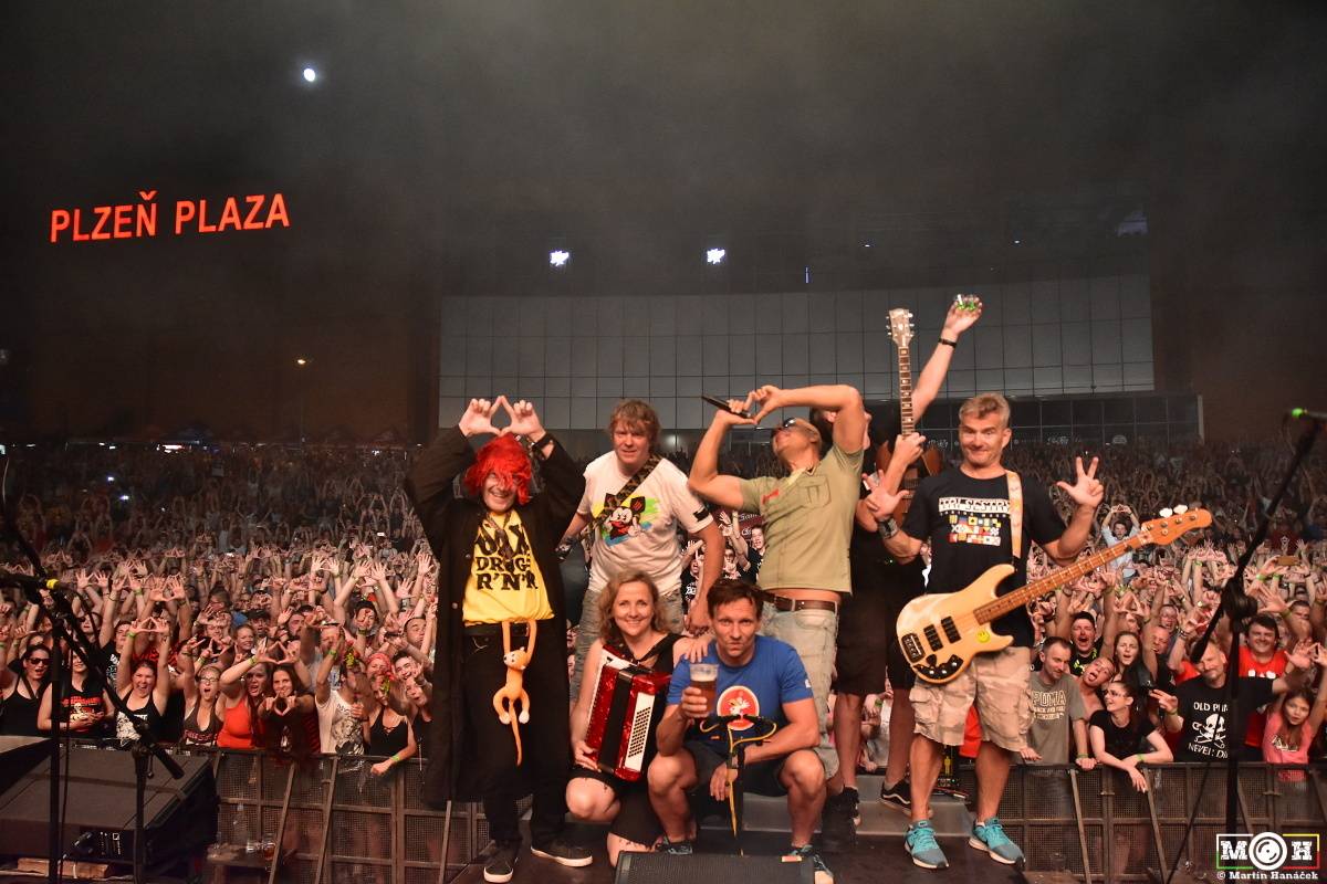 Tři sestry dodrželi tradici a opět bavili na červnovém open airu v Plzni. Hráli také Doctor P.P. nebo E!E