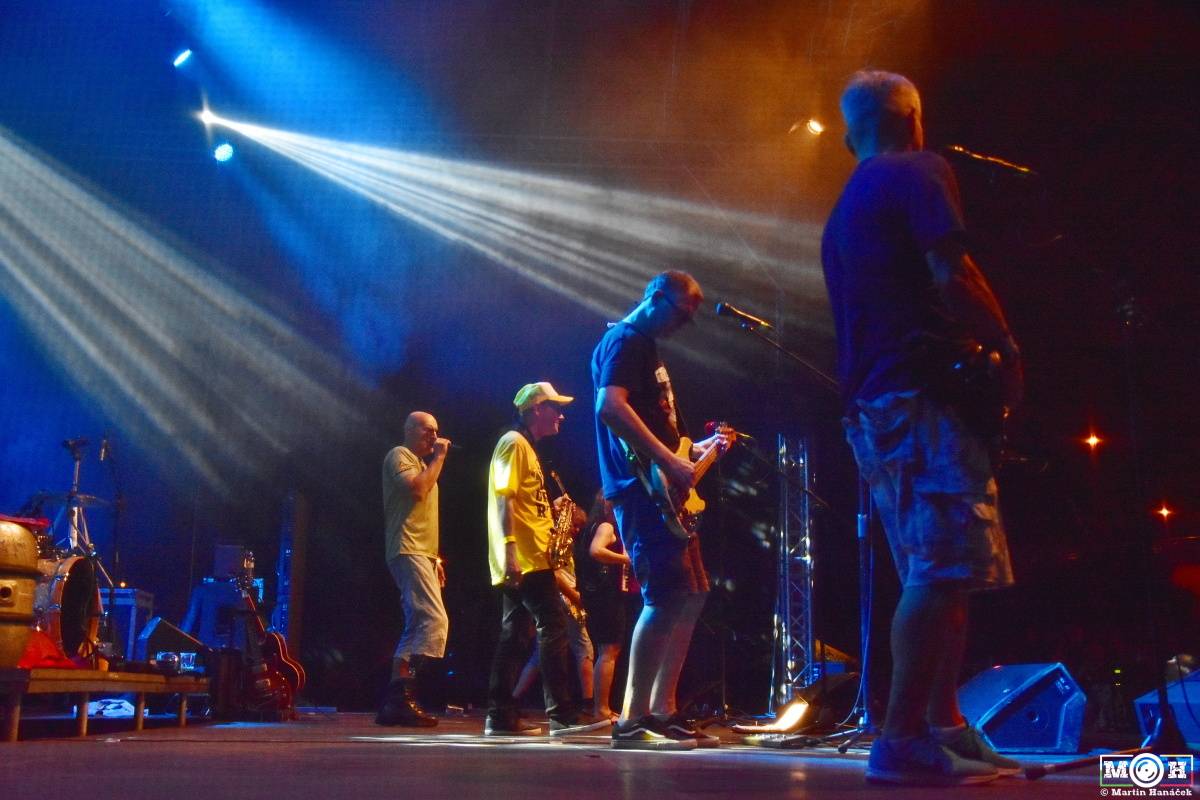 Tři sestry dodrželi tradici a opět bavili na červnovém open airu v Plzni. Hráli také Doctor P.P. nebo E!E