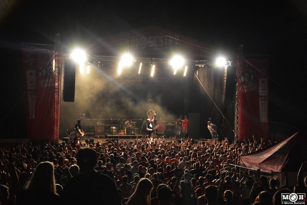 Tři sestry dodrželi tradici a opět bavili na červnovém open airu v Plzni. Hráli také Doctor P.P. nebo E!E