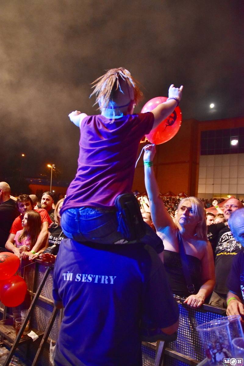 Tři sestry dodrželi tradici a opět bavili na červnovém open airu v Plzni. Hráli také Doctor P.P. nebo E!E