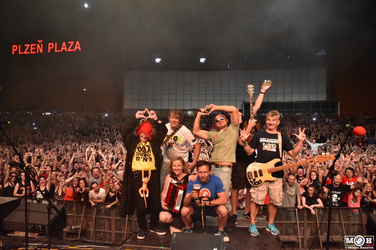 Tři sestry dodrželi tradici a opět bavili na červnovém open airu v Plzni. Hráli také Doctor P.P. nebo E!E