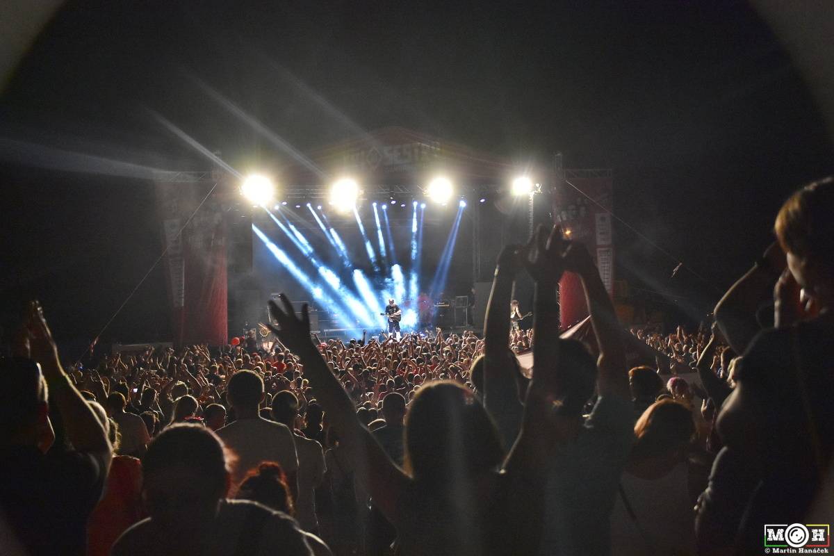 Tři sestry dodrželi tradici a opět bavili na červnovém open airu v Plzni. Hráli také Doctor P.P. nebo E!E