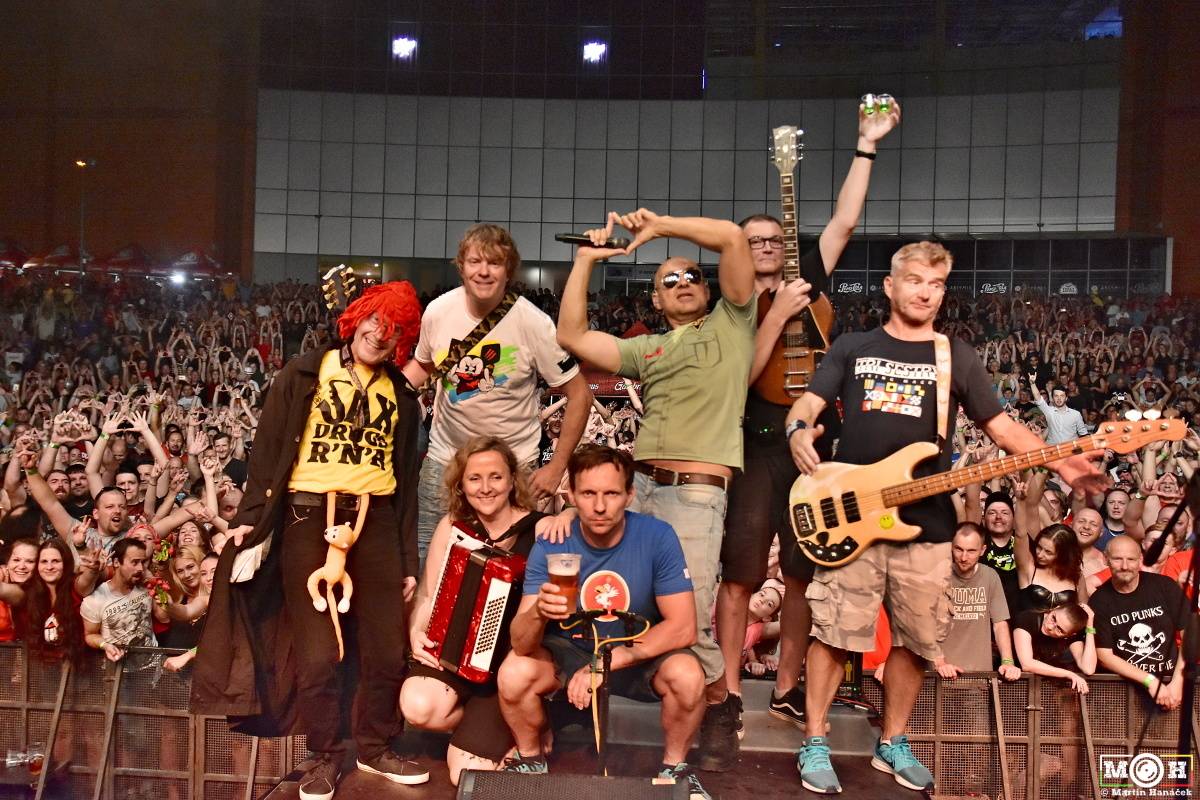 Tři sestry dodrželi tradici a opět bavili na červnovém open airu v Plzni. Hráli také Doctor P.P. nebo E!E