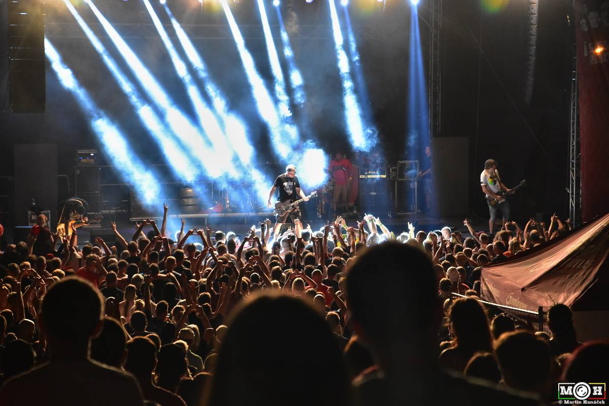 Tři sestry dodrželi tradici a opět bavili na červnovém open airu v Plzni. Hráli také Doctor P.P. nebo E!E