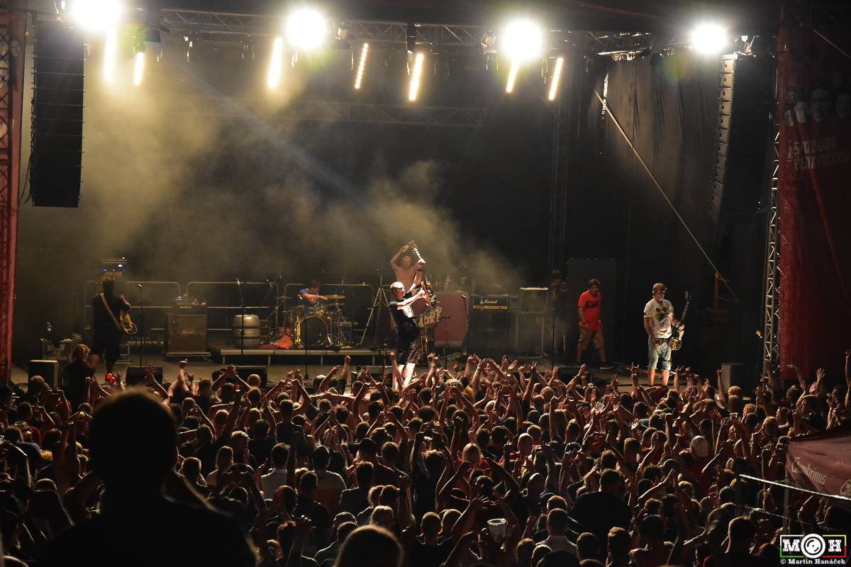 Tři sestry dodrželi tradici a opět bavili na červnovém open airu v Plzni. Hráli také Doctor P.P. nebo E!E