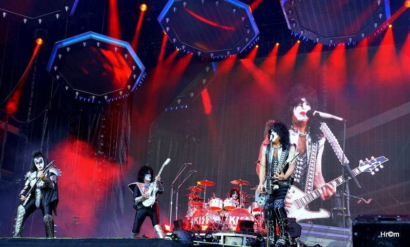 Kiss přilákali do svatostánku fotbalové Slavie pětadvacet tisíc fanoušků. Zahráli i ZZ Top a BSP