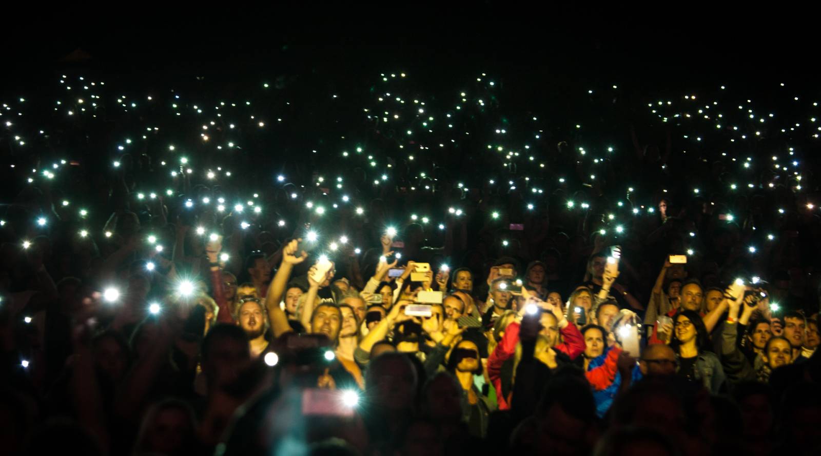 Lucii v Plzni nezastavila ani bouřka. Předskakovali CimbalBand a Plexis