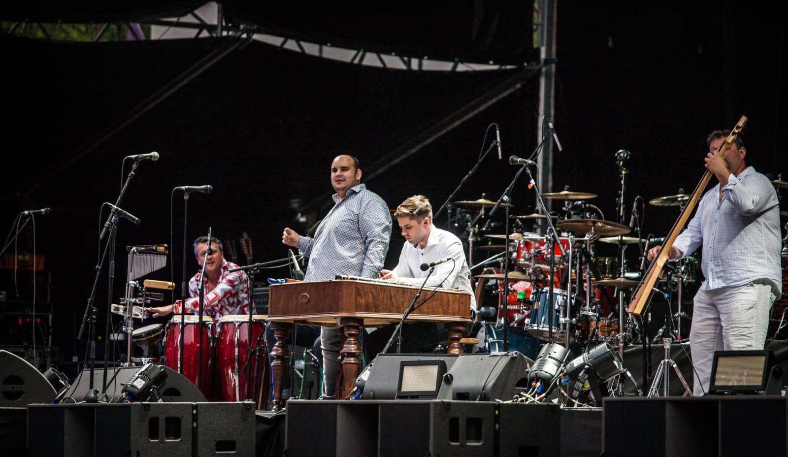 Lucii v Plzni nezastavila ani bouřka. Předskakovali CimbalBand a Plexis