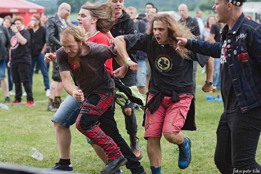 Tři sestry se v Petrovicích loučili s fotbalovou sezónou