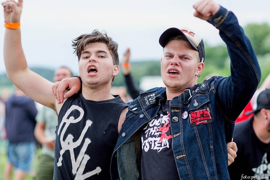 Tři sestry se v Petrovicích loučili s fotbalovou sezónou