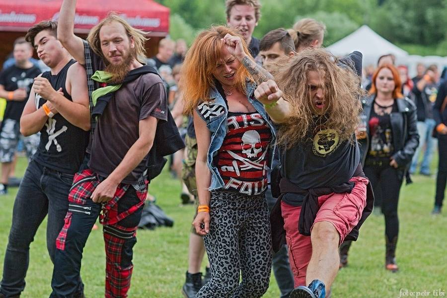 Tři sestry se v Petrovicích loučili s fotbalovou sezónou