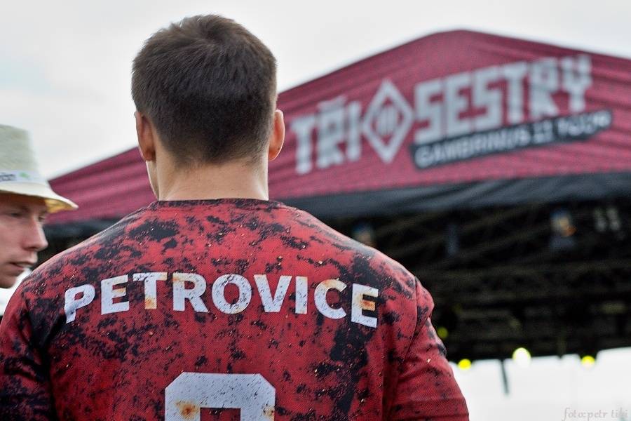 Tři sestry se v Petrovicích loučili s fotbalovou sezónou