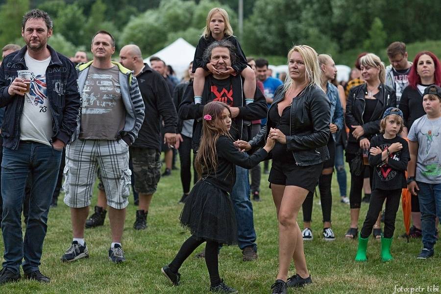 Tři sestry se v Petrovicích loučili s fotbalovou sezónou