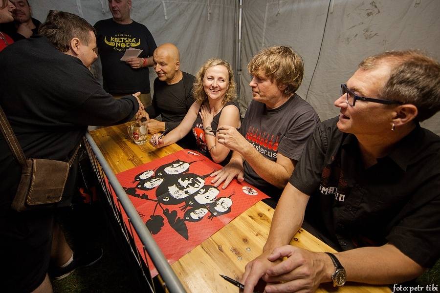 Tři sestry se v Petrovicích loučili s fotbalovou sezónou