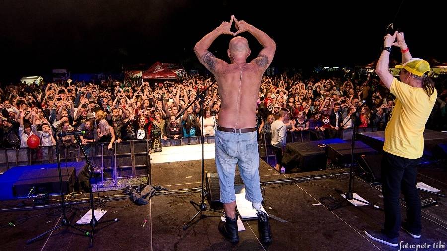 Tři sestry se v Petrovicích loučili s fotbalovou sezónou