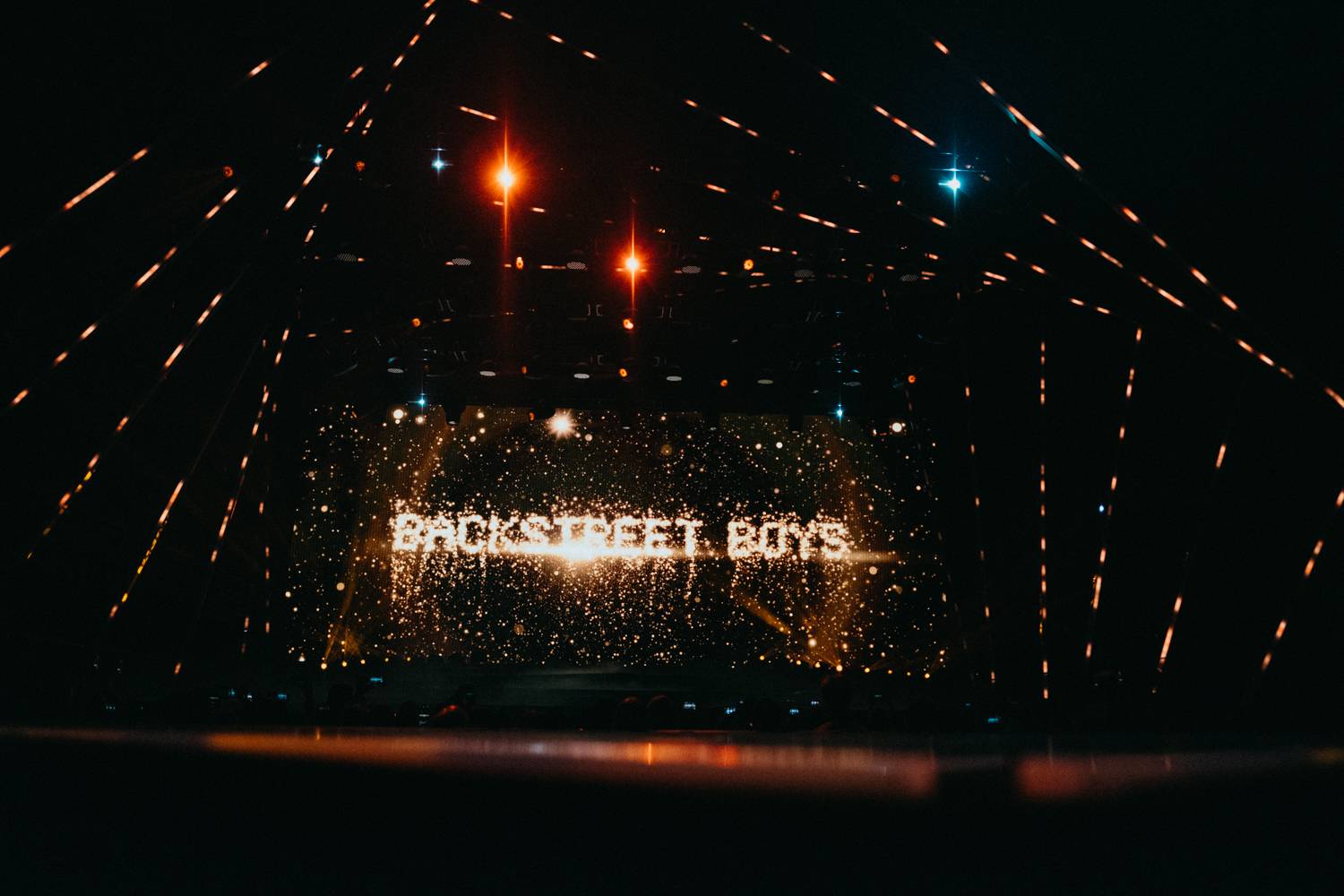 Backstreet Boys byli po deseti letech v O2 areně. Zaplněná hala je vítala i podprsenkami