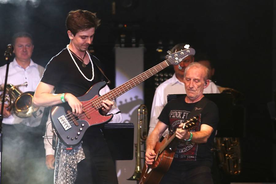 Čechomor na Špilberku podpořili Kumpánovi muzikanti