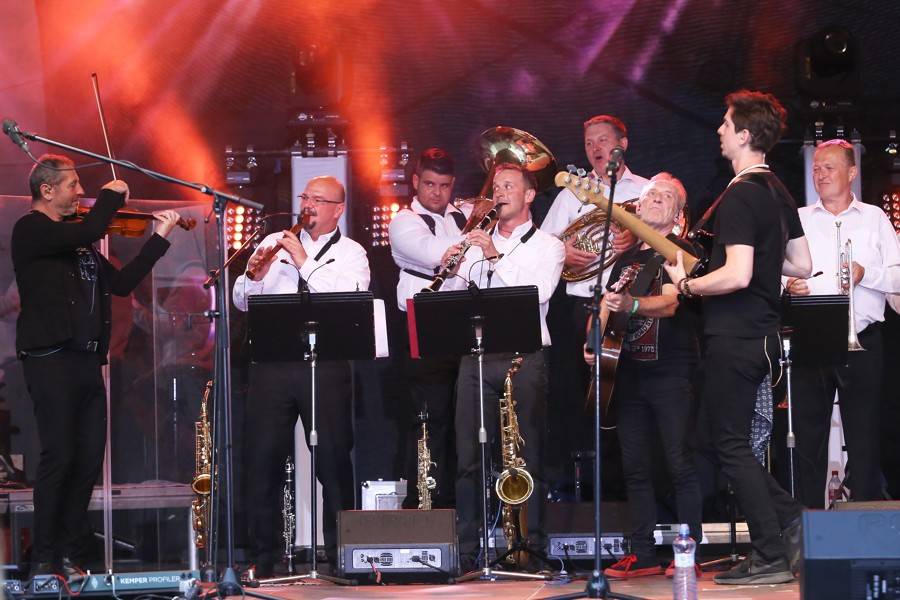 Čechomor na Špilberku podpořili Kumpánovi muzikanti