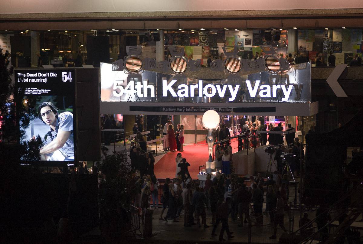 MFF Karlovy Vary byl zahájen ve velkém stylu: Osobnosti, skvělá atmosféra, Addict a nekonečná party