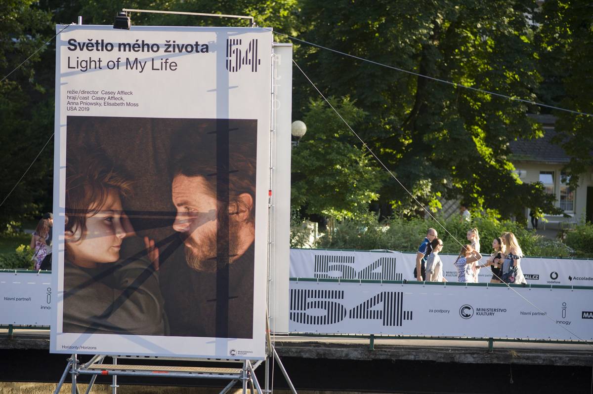 Druhý den MFF Karlovy Vary: Soutěžní filmy, večírky, živé město a otevření klubu Kaiser 54