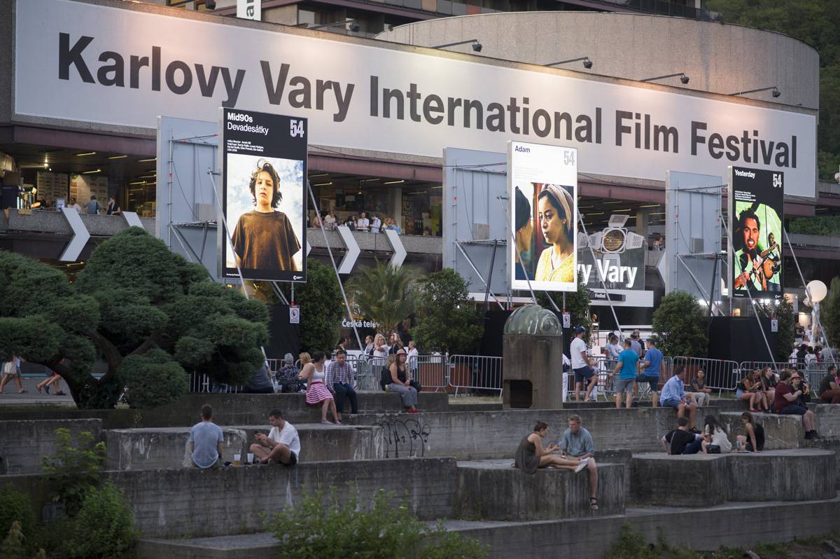 Druhý den MFF Karlovy Vary: Soutěžní filmy, večírky, živé město a otevření klubu Kaiser 54