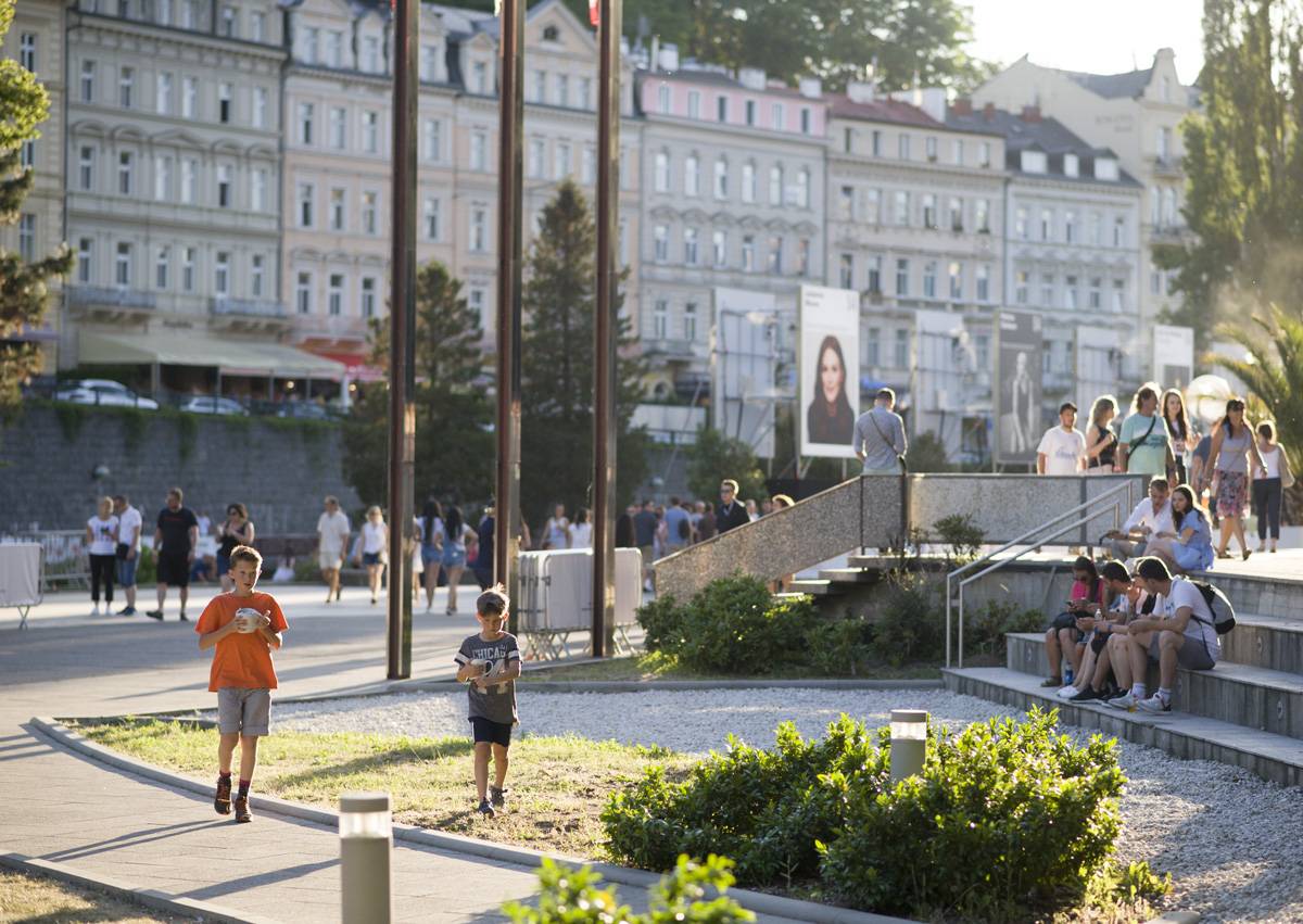 Druhý den MFF Karlovy Vary: Soutěžní filmy, večírky, živé město a otevření klubu Kaiser 54