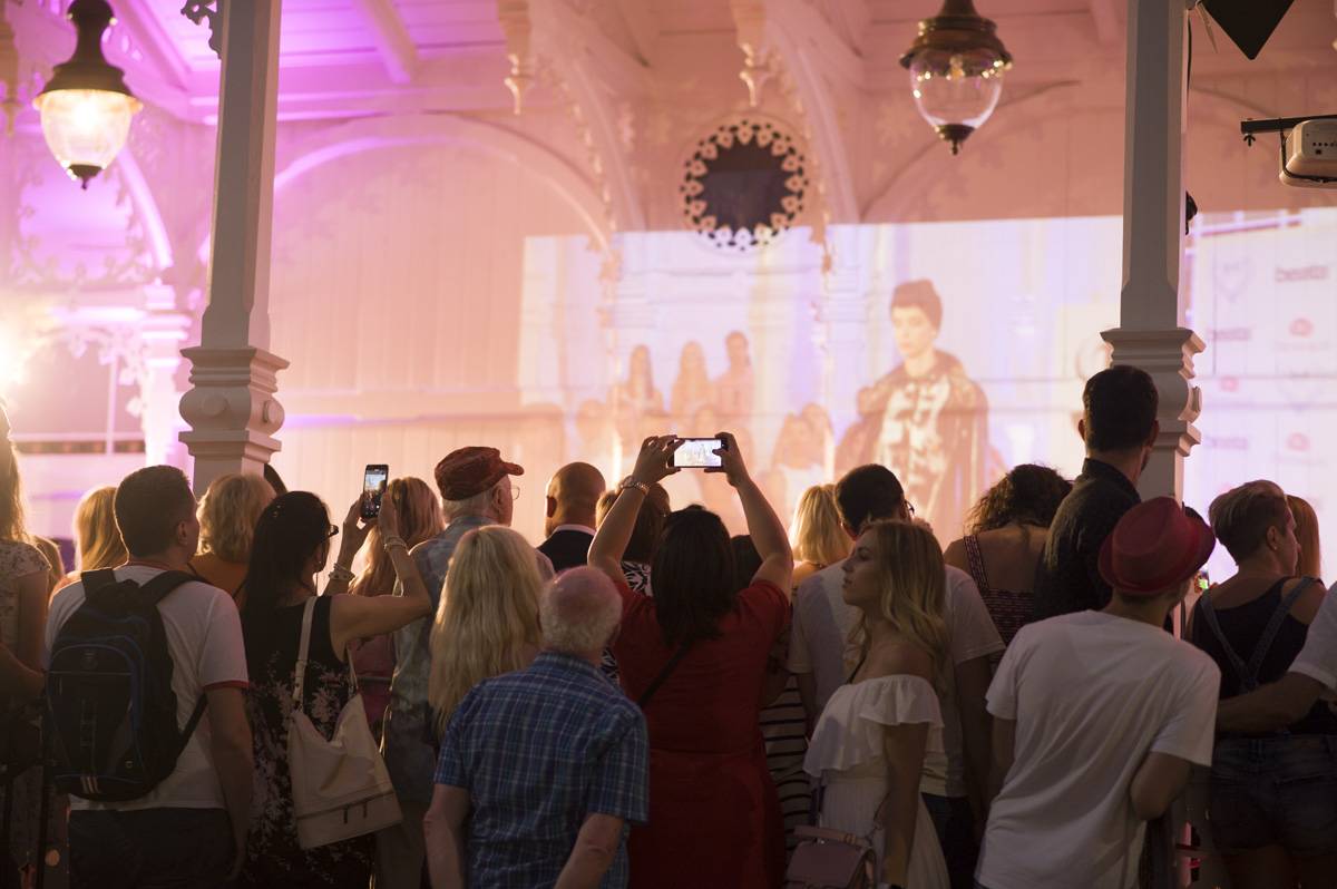 Druhý den MFF Karlovy Vary: Soutěžní filmy, večírky, živé město a otevření klubu Kaiser 54