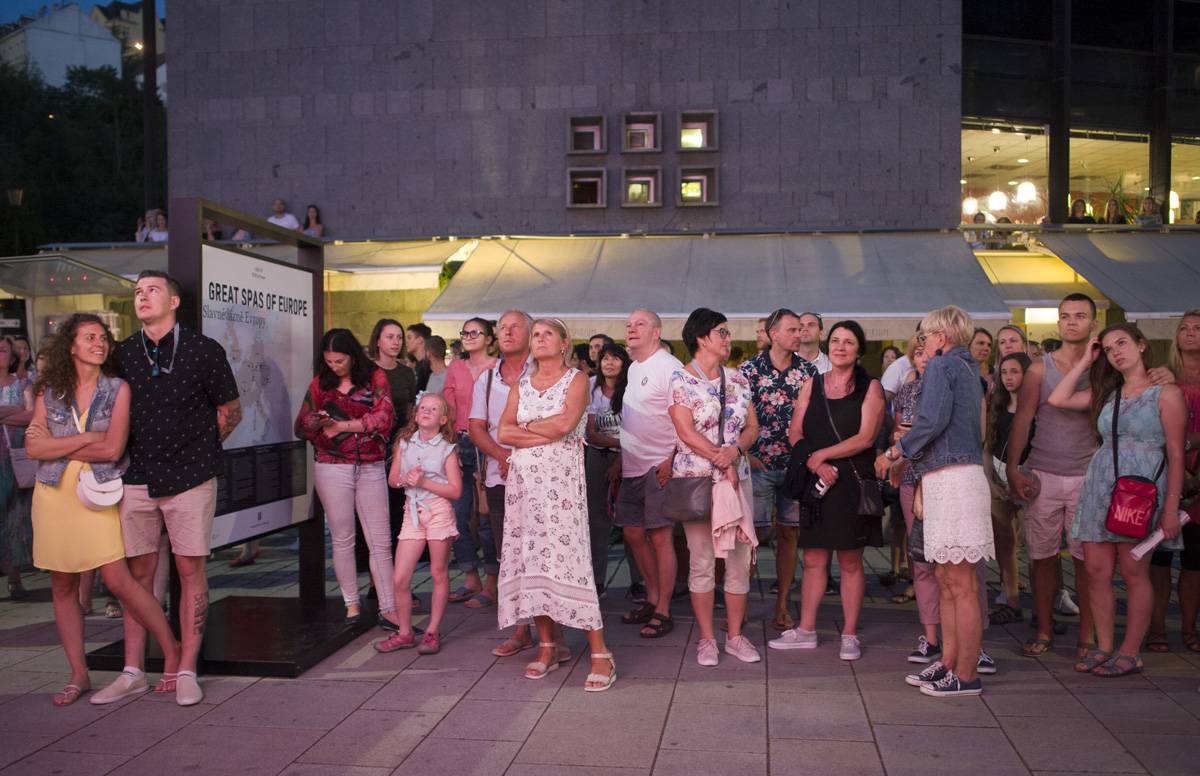 Druhý den MFF Karlovy Vary: Soutěžní filmy, večírky, živé město a otevření klubu Kaiser 54