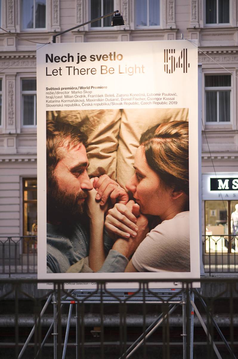 Druhý den MFF Karlovy Vary: Soutěžní filmy, večírky, živé město a otevření klubu Kaiser 54