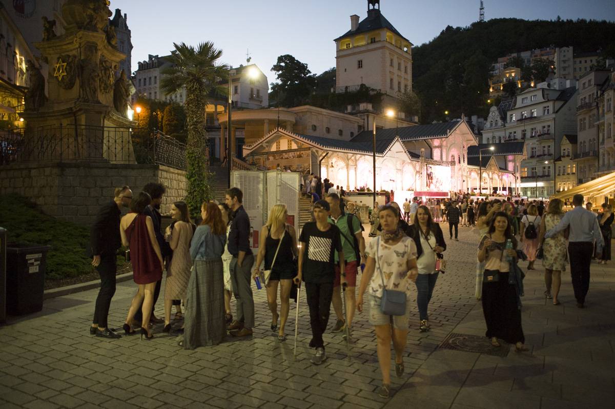 Druhý den MFF Karlovy Vary: Soutěžní filmy, večírky, živé město a otevření klubu Kaiser 54