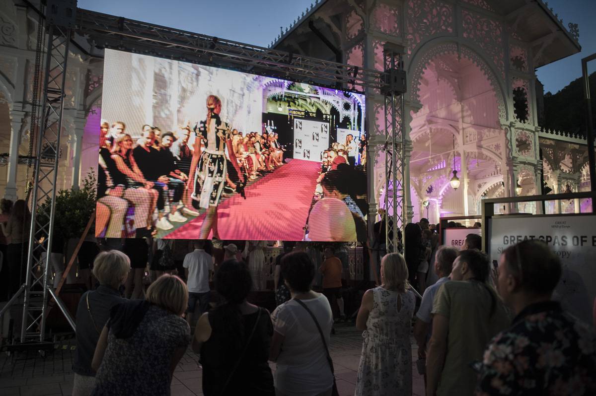 Druhý den MFF Karlovy Vary: Soutěžní filmy, večírky, živé město a otevření klubu Kaiser 54