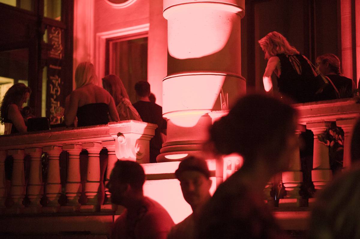 Druhý den MFF Karlovy Vary: Soutěžní filmy, večírky, živé město a otevření klubu Kaiser 54