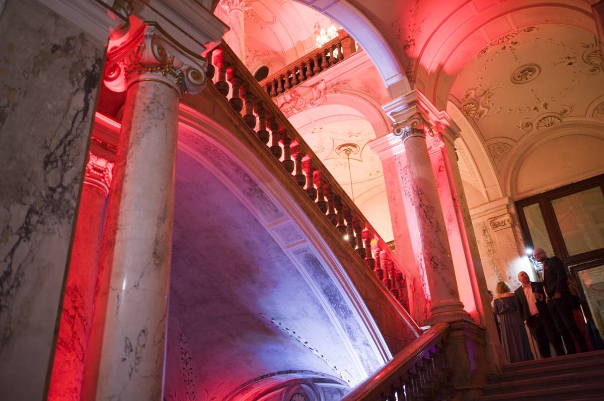 Druhý den MFF Karlovy Vary: Soutěžní filmy, večírky, živé město a otevření klubu Kaiser 54