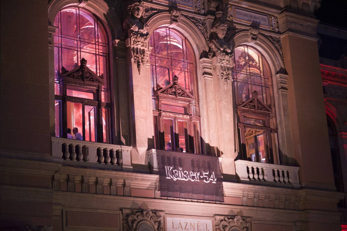 Druhý den MFF Karlovy Vary: Soutěžní filmy, večírky, živé město a otevření klubu Kaiser 54