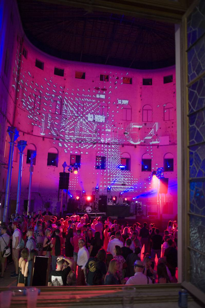 Druhý den MFF Karlovy Vary: Soutěžní filmy, večírky, živé město a otevření klubu Kaiser 54